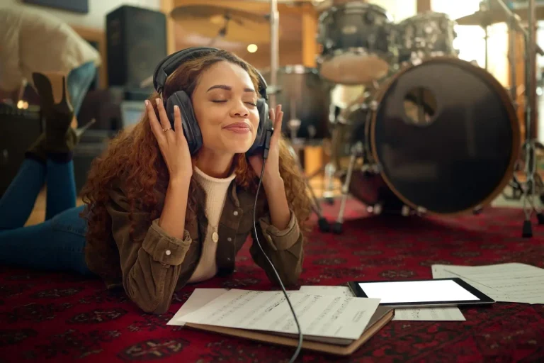 auriculares-musica-mujer-estudio-transmitiendo